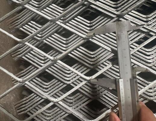 Rete metallica stirata a forma di foro a diamante Spessore 0,5-6,0 mm Superficie piana per decorazione