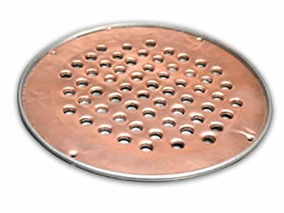 C'è un disco perforato di rame del filtro con i fori rotondi.
